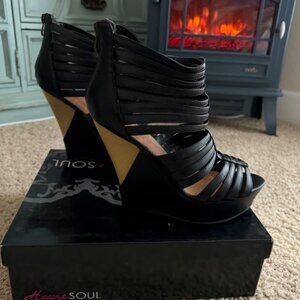 Heart Soul Sz 10M Aggressive Wedge Heel Giovanna